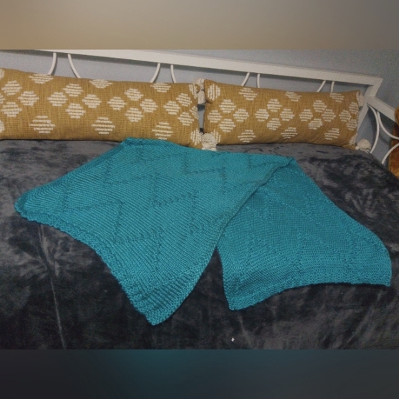 Hand Knit Thick Chevron Bed Runner in Bluebird Blue 26x64in. NEW - Picture 12 of 15